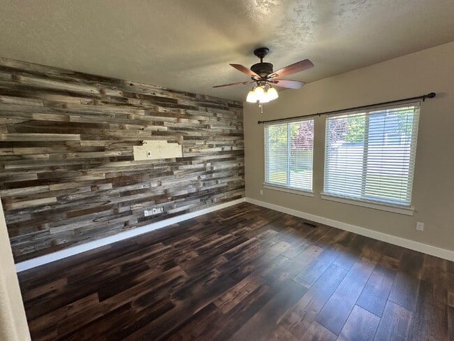 Building Photo - "Charming 4-Bed Home with Granite Accents & Hardwood Elegance in Meridian!"