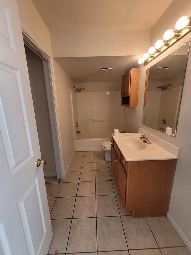 Building Photo - 2681-2683 E Oakbrook Dr