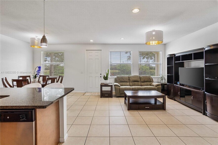 Building Photo - 4023 Cascada Cir