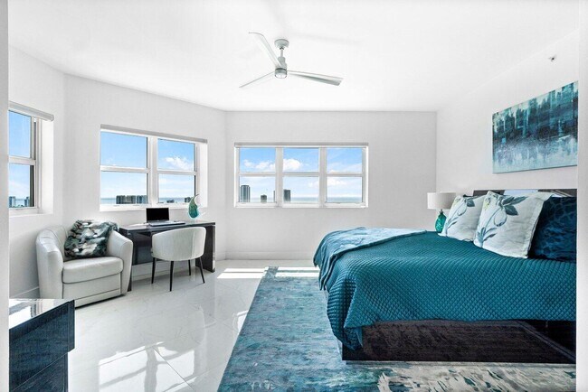 Building Photo - 2640 Lake Shore Dr