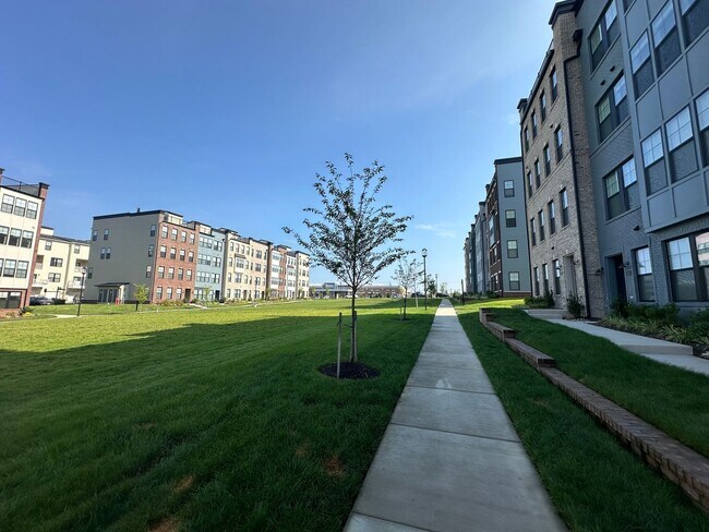 Building Photo - For Rent: Luxurious Short Pump Condo at Gateway Square - $3,200/Month.