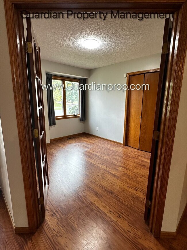 Building Photo - Maple Grove Single Family Home, 2 Car Garage, Dishwasher, Solar, Available Now