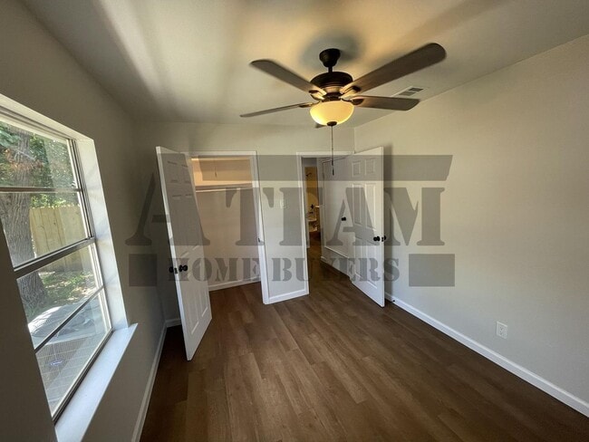 Building Photo - Cozy Lake View 2 Bed 1 Bath house for rent!