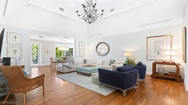 Building Photo - 877 7th St S