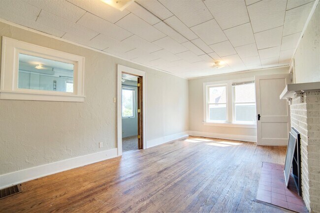 Building Photo - Knapp Duplex (2408/2410)