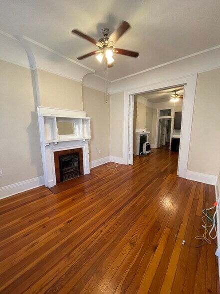 Entry/Living - 2420 Jena St