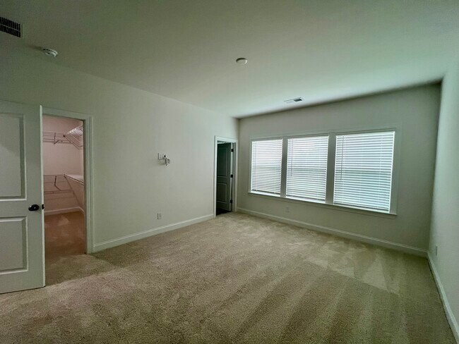 Building Photo - 2132 Barrowcliffe Dr NW
