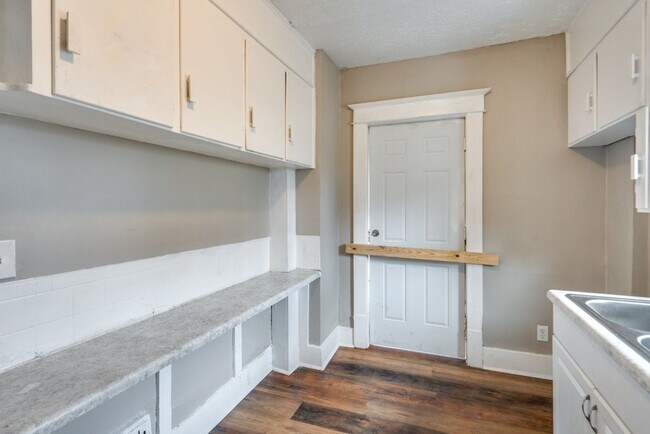 Building Photo - 2 WEEKS FREE RENT! Kenmore Charmer: 2 Bedr...