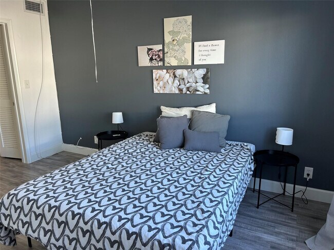 Building Photo - 1821 NE 62nd St