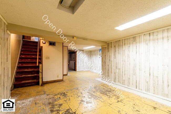 Building Photo - 114 W 2nd St