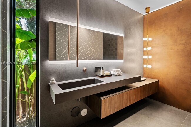 Building Photo - 3306 NE 16th St