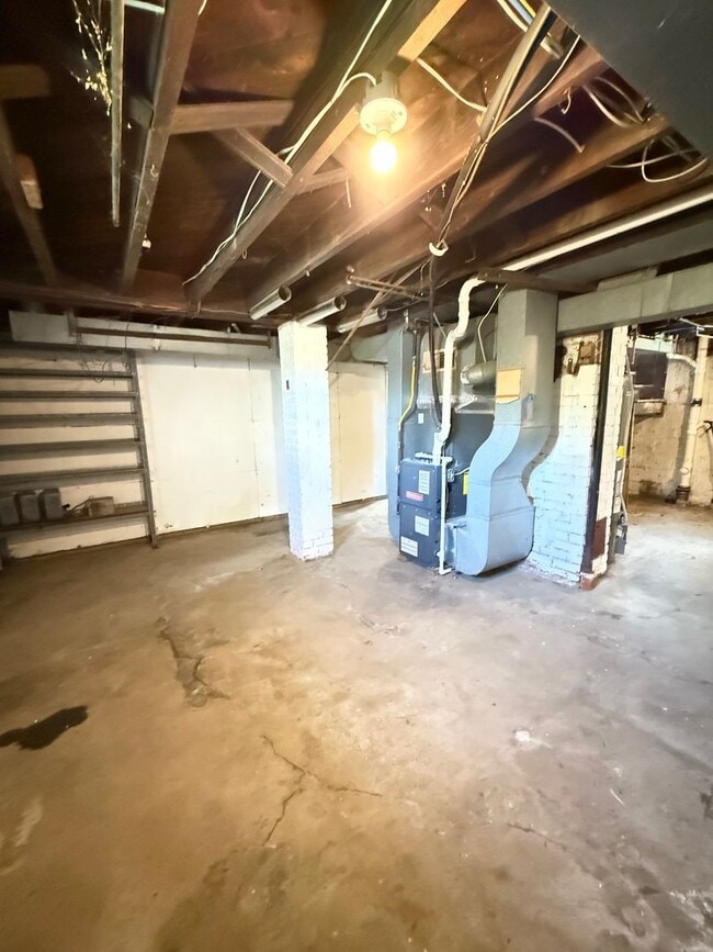 Building Photo - Updated 3 Bedroom 1 Bathroom in North Vers...
