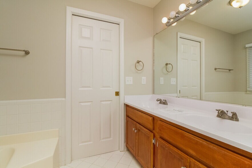 Building Photo - 5333 Roxborough Pass