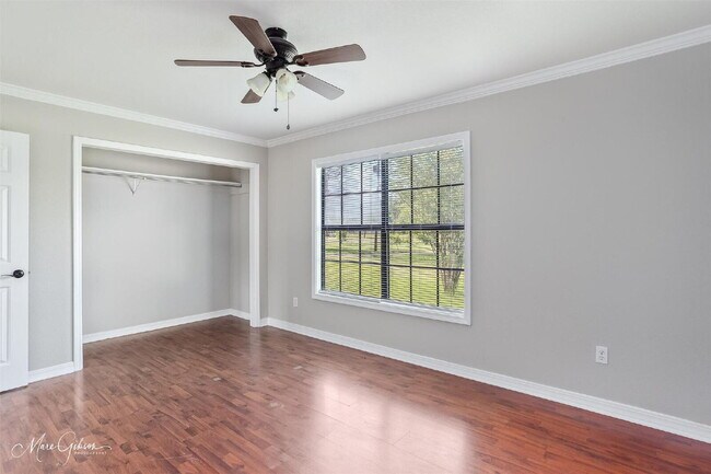 Building Photo - "Charming 3-Bed Sanctuary with 2 Full Bath...