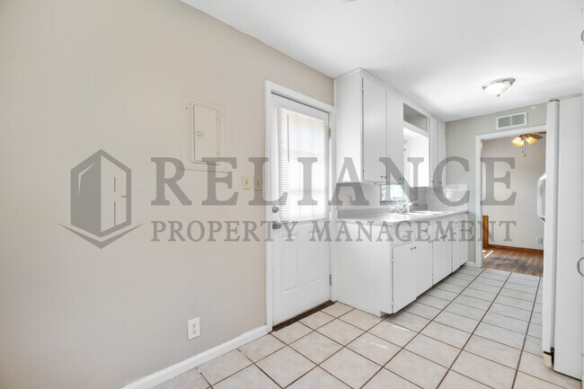 Building Photo - 726 S Apache Dr