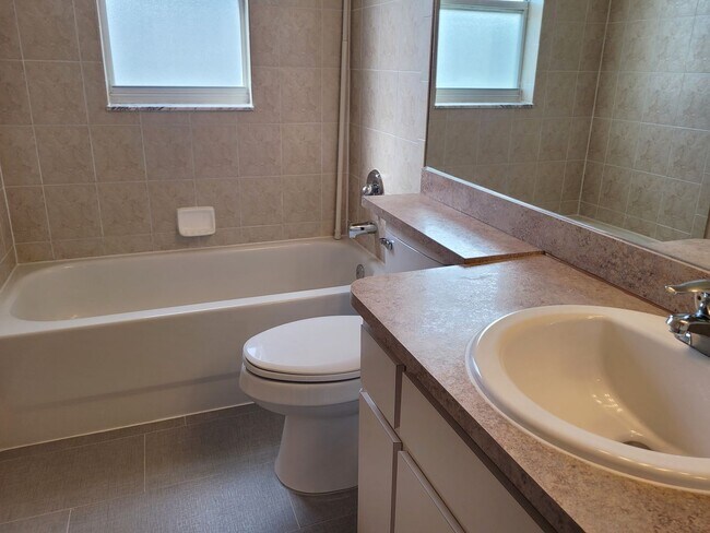 Building Photo - 3/2/2 Rental Home located centrally in Spr...