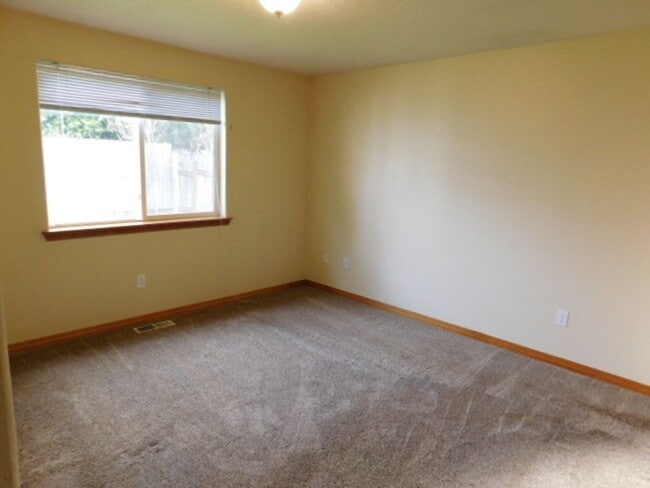 Building Photo - 2Bd/1.5Ba Single Story House - Available to View!