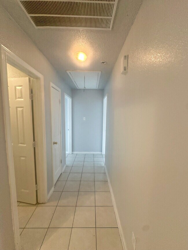 Building Photo - 1311 Hortencia Ave