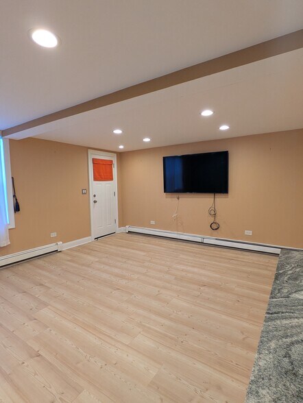 Building Photo - 510 W 45th St