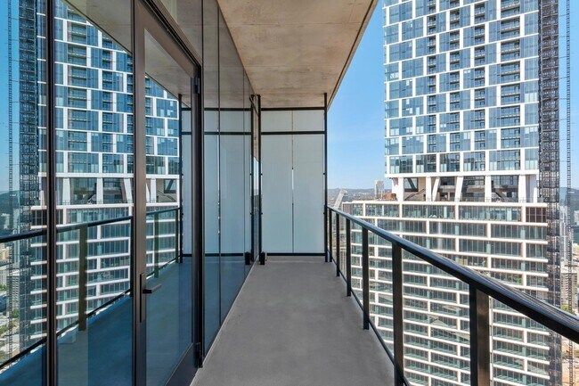 Building Photo - 610 Davis St