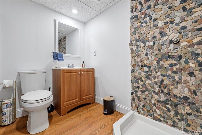 Building Photo - 13 Colonial Ln