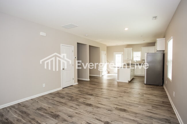 Building Photo - 331 Bell St