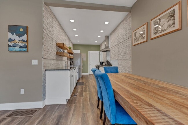 Building Photo - Furnished 1-Bedroom Lower Apartment on Main St