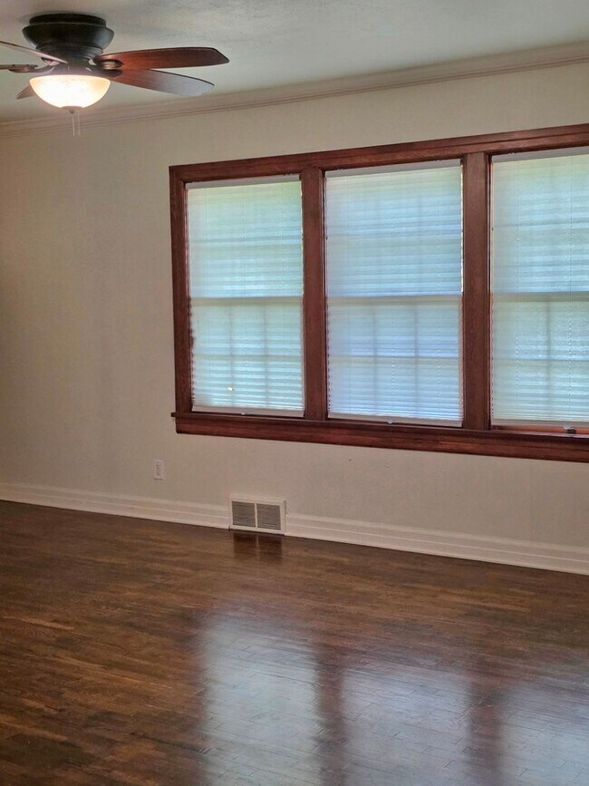 Building Photo - Great 3 bed 2 bath in the beautiful Meadow...