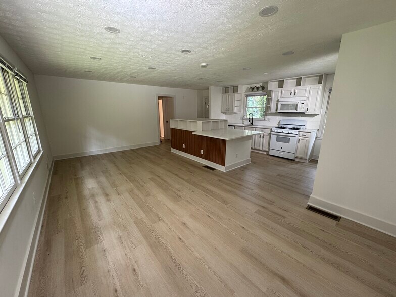 Building Photo - 2289 Addison Rd NE