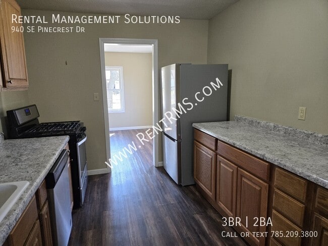 Building Photo - 940 SE Pinecrest Dr