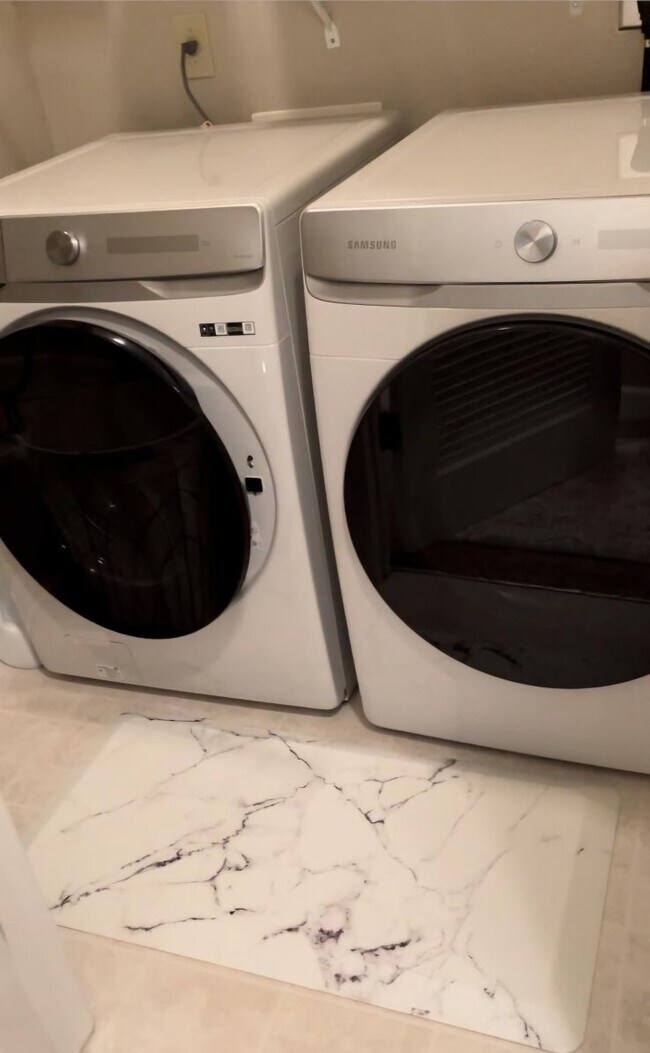 Building Photo - 407 S Elgin Ct