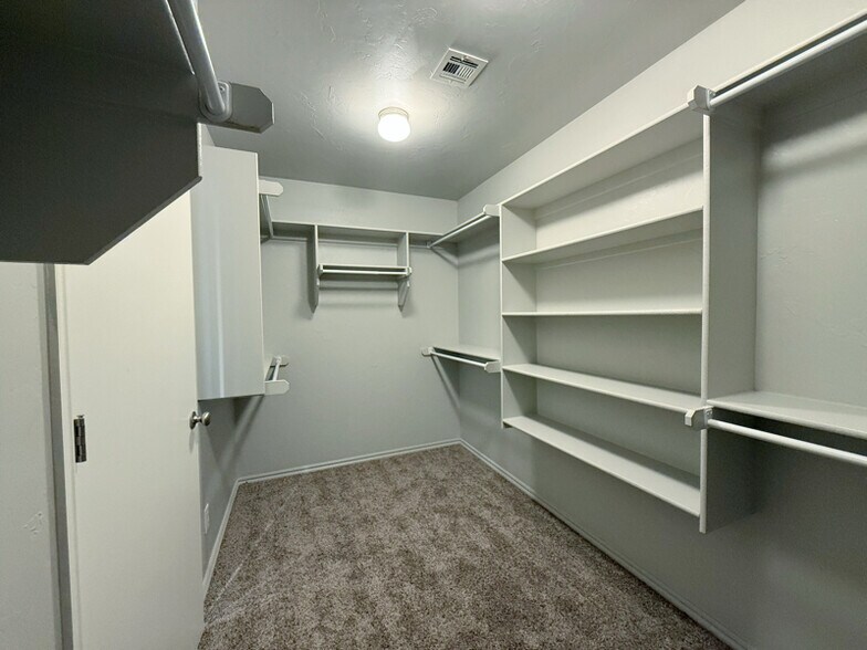 Building Photo - 17040 Hardwood Pl