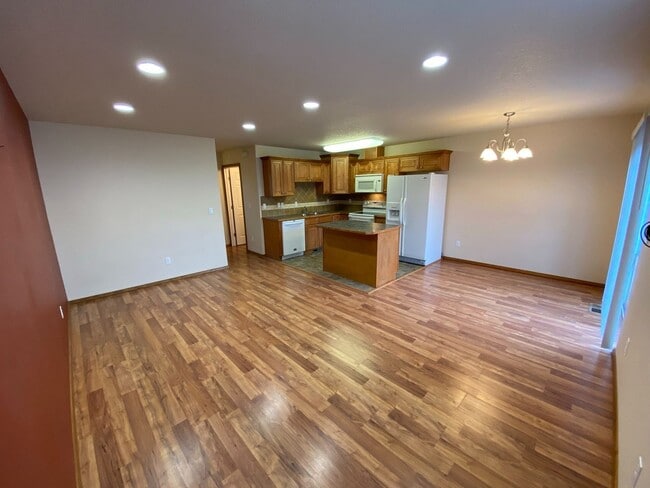 Building Photo - Centrally Located Townhouse w/ Single Car Garage!