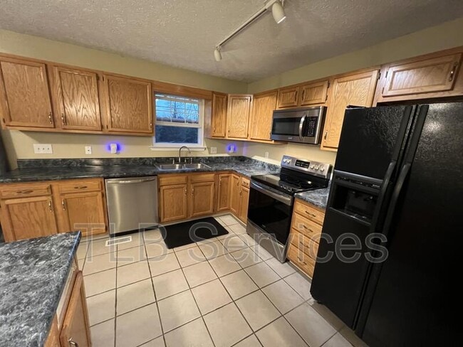 Building Photo - 211 Fall Creek Dr