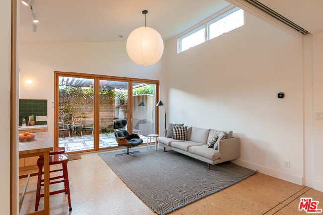 Building Photo - 5676 Hub St