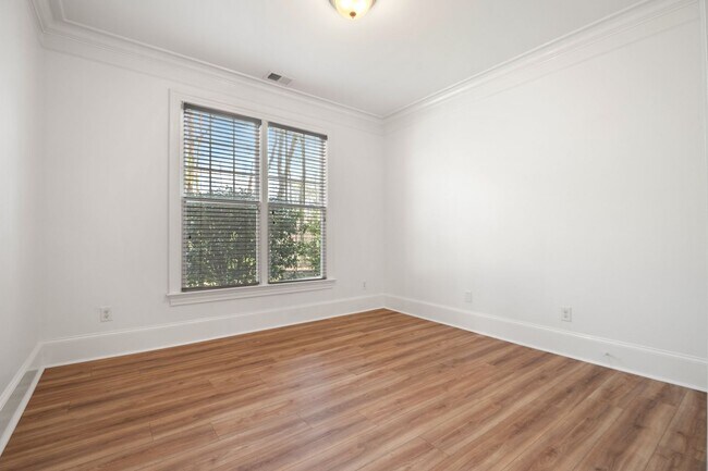 Building Photo - **Application Pending** Freshly Updated 2BR/2BA Condo - Minutes to North Hills
