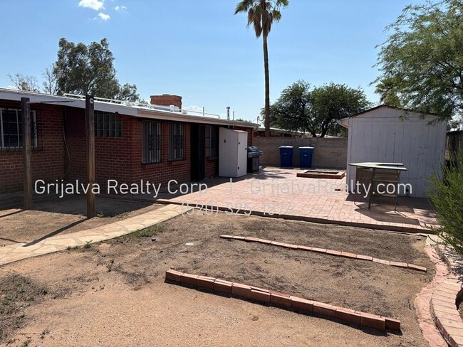 Building Photo - Beautiful 4 Bedroom 3 Bath Brick House for...