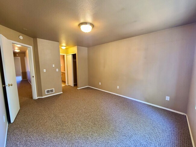 Building Photo - 400 River Ave