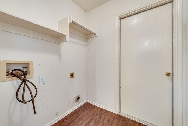 Building Photo - 220 High Pointe Ln