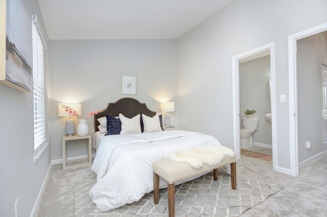 Building Photo - Discover this beautifully updated Raintree townhome featuring an open floor plan and a range of c...