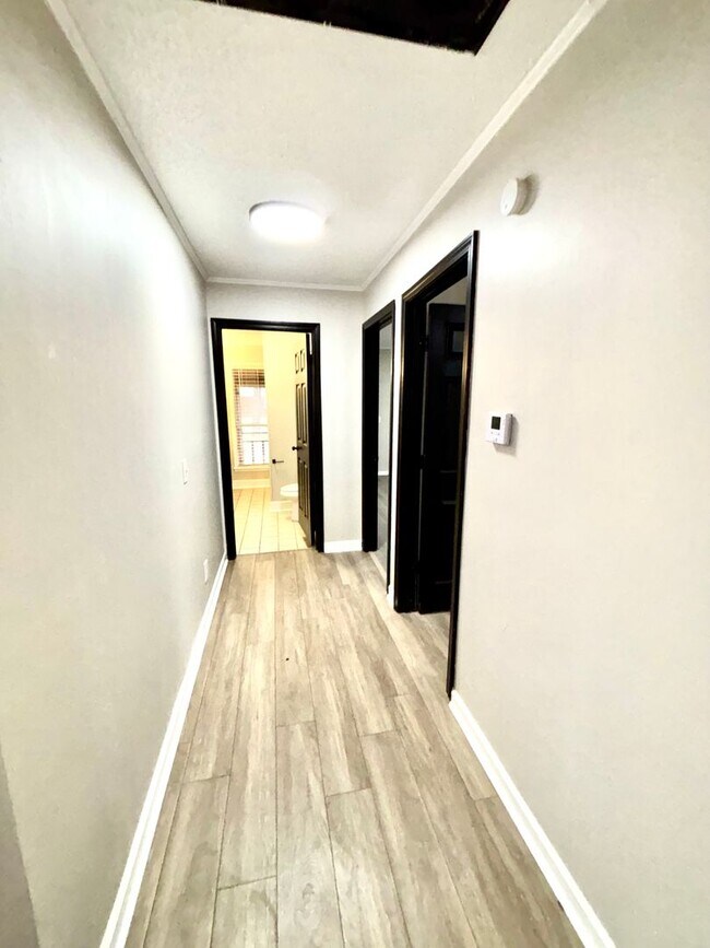 Building Photo - 5313 Johnwood- Valley View-Move In Ready!