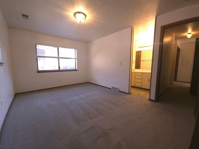 Building Photo - 525 Manhattan Dr