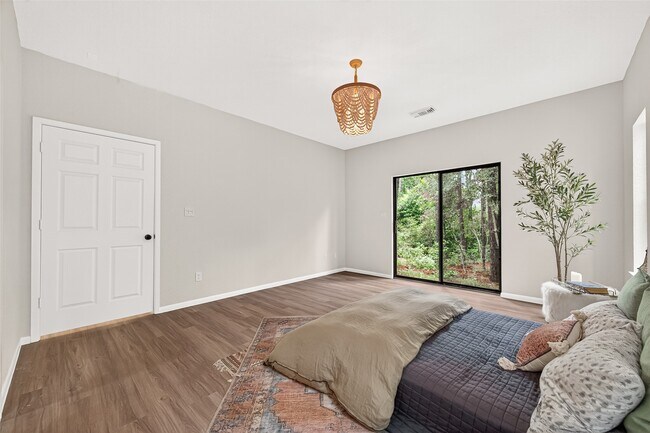 Building Photo - 41 Creek Forest Ln