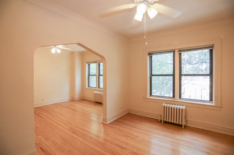 Building Photo - 2035 W Wellington Ave