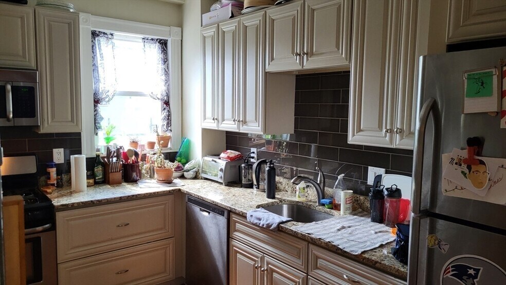 Building Photo - 12 Linden St