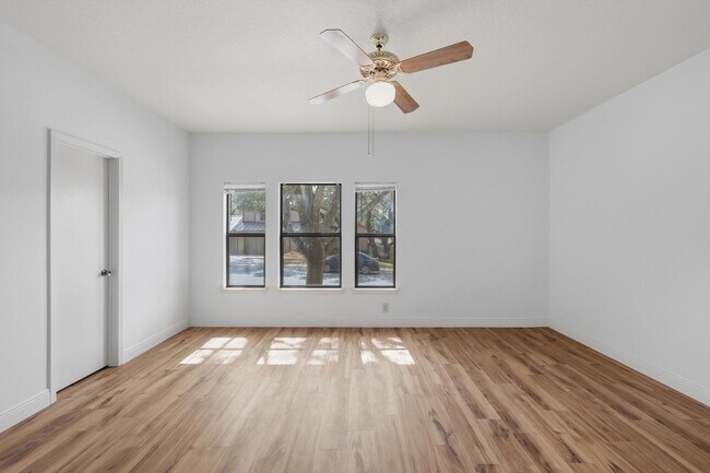 Building Photo - Spacious 4/2.5 in Northwest Crossing