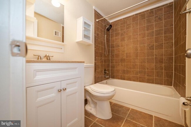 Building Photo - 5725 Walnut Wood Ln