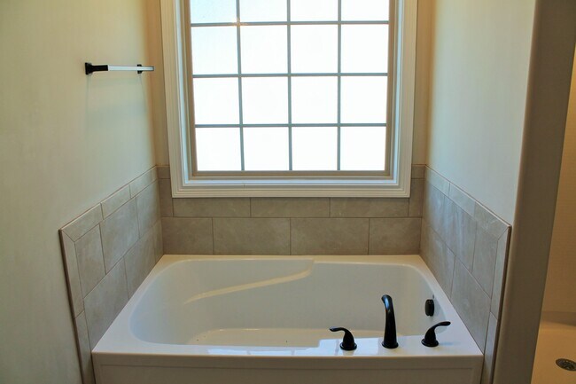 Building Photo - 261 Azalea Dr