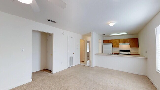 Building Photo - Coastal Comfort Awaits: Spacious 2-Bed, 2-Bath Retreat in Fort Walton Beach!