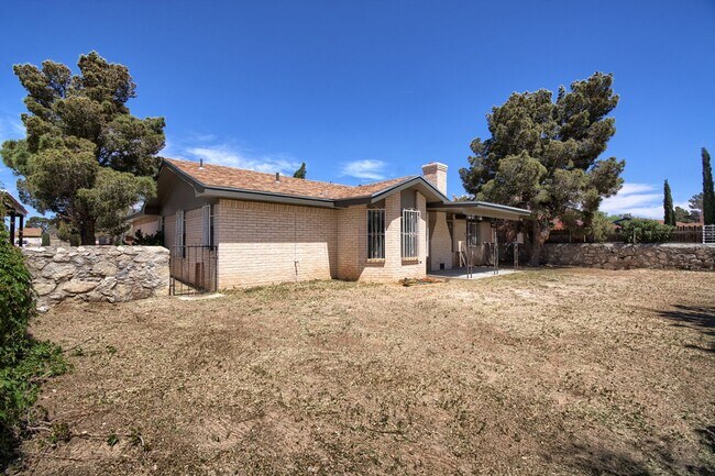 Building Photo - Spacious family home in a great neighborhood